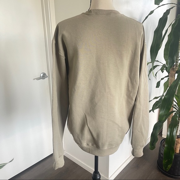 🆕 Harry Potter Gryffindor House Crest embroider patch beige tan sweater medium - Picture 4 of 6